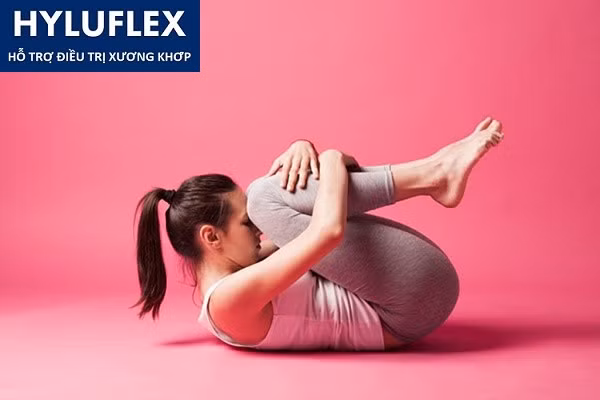 Biện pháp khắc phục: Bạn nên tìm tới các môn thể thao như yoga, pilates hoặc bơi lội để cải thiện tình hình nếu bạn gặp vấn đề về xương khớp. Ảnh: Hyluflex.vn.