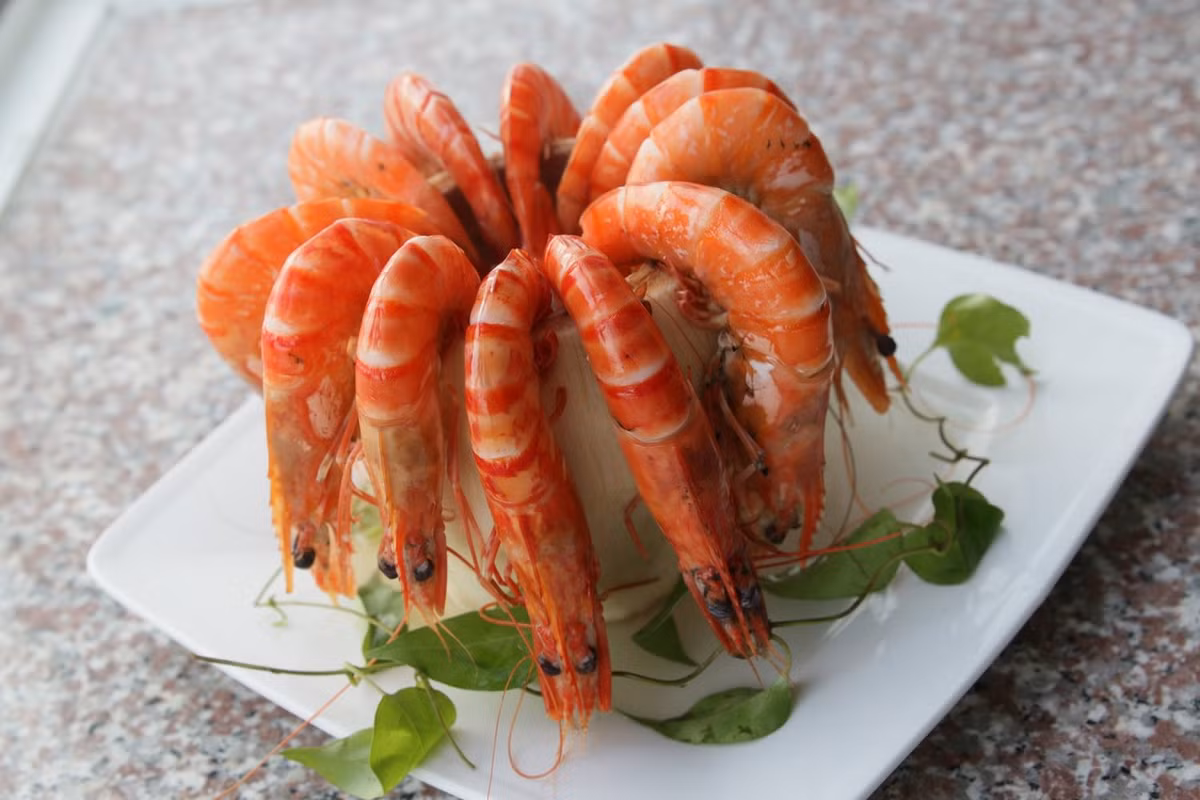 2. Tôm hấp trái dừa. Nguyên liệu: Tôm sú, dừa xiêm. Tôm rửa sạch, để ráo. Dừa đập lấy nước, giữ vỏ cho đẹp. Đun sôi nước dừa, nêm gia vị rồi thả tôm vào, sau 3 phút bắc ra. Ảnh: youtube.com.