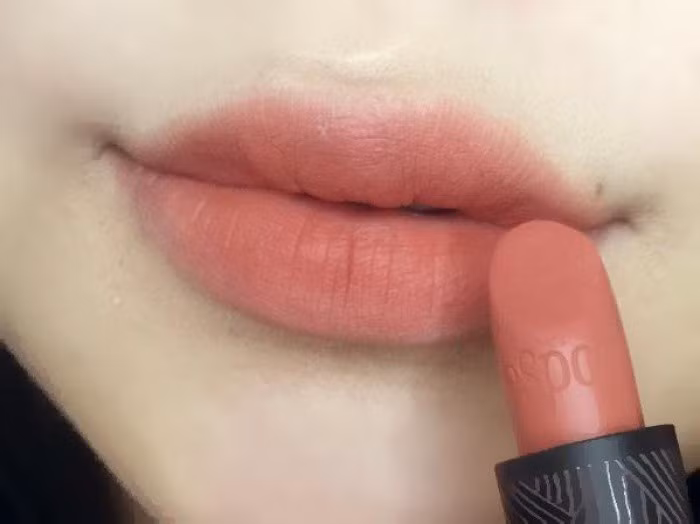  Son cam đất đang làm mưa làm gió các cô nàng yêu son. Màu son cực kỳ tây và thời thượng này được phái đẹp săn lùng ráo riết và trở thành màu son bán chạy nhất trong các hãng mỹ phẩm. Sau đây là 5 thỏi son cam đất được chị em bình chọn đẹp và bền màu nhất. Ảnh: Espoir.