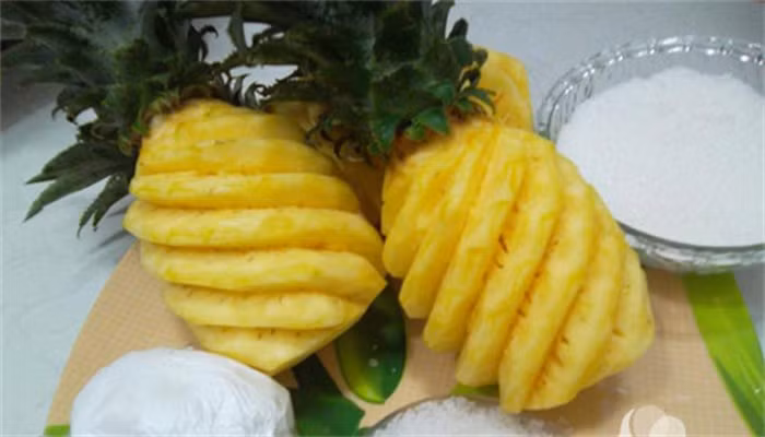 Chè dứa hạt é. Chuẩn bị 1 quả dứa, hạt é, đường, thạch dừa. Dứa cắt thành miếng nhỏ, cho vào nồi thêm nước, đường đun nhỏ lửa. Ngâm hạt é vào nước lạnh để nó nở ra, sau đó vớt ra để ráo nước. Ảnh: Cachlam.