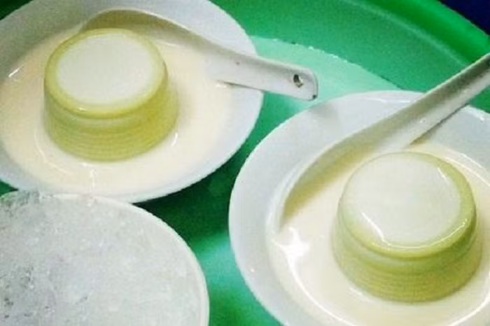 Đổ bơ ra bát và cho vào tủ lạnh khoảng 3-4 tiếng để bơ đông lại. Cho nước cốt dừa, sữa đặc vào nồi, khuấy đều cho nước cốt dừa và sữa đặc quện vào nhau, đun sôi lăn tăn thì tắt bếp. Để nguội. Khi ăn để chè bơ vào bát, rưới nước xốt cốt dừa lên khắp mặt miếng bơ. Ảnh: Monngonmoingay.