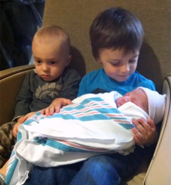 Trong khi cậu anh lớn đang dần chấp nhận em nhỏ thì cậu anh thứ hai có vẻ vẫn chưa quen và cảm thấy buồn rầu vì chẳng ai quan tâm đến mình.