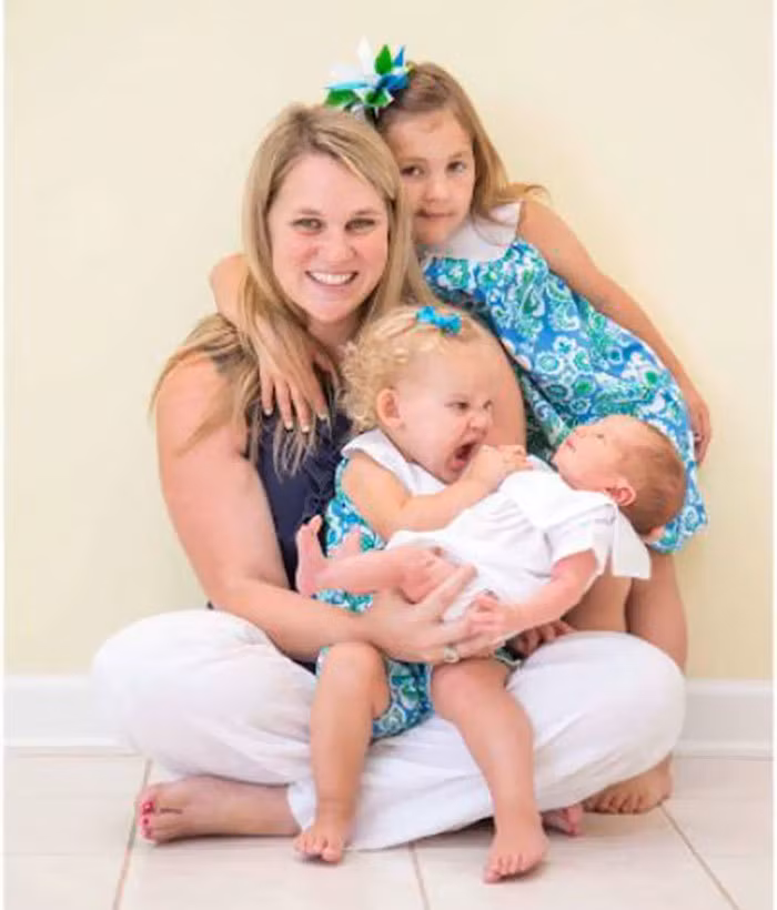 Khi mẹ sinh em bé, không phải ai trong gia đình cũng hào hứng chào đón thành viên mới đáng yêu này. Hình như lo sợ bố mẹ sẽ yêu thương em mất phần mình, nhiều anh chị nhí đã có những biểu hiện ghen tị vô cùng hài hước và đáng yêu.