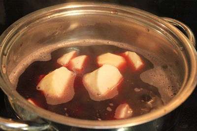 Rửa khoai sọ lại cho thật sạch, cắt hạt lựu lớn. Nếp cẩm sau khi ngâm, đãi lại cho sạch, cho nếp cẩm vào nồi, đun sôi đến khi ăn thử thấy hạt nếp mềm. Cho tiếp khoai sọ vào đun cùng, thêm đường vào. Đun lửa thật nhỏ, thỉnh thoảng dùng muôi khuấy đều để phần nếp không bị dính vào đáy nồi. Ảnh: tapchicongso.vn.