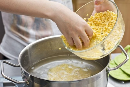 Cho từ từ nước cốt dừa vào nồi khoai, đun sôi lửa nhỏ, thỉnh thoảng dùng muôi khuấy nhẹ tay để khoai không bị nát. Đun nồi nước sôi, thả trân châu vào đun sôi đến khi trân châu nổi trong là chín, vớt trân châu ra thố nước lạnh để chống dính. Ảnh: kienthuccuocsong.org.