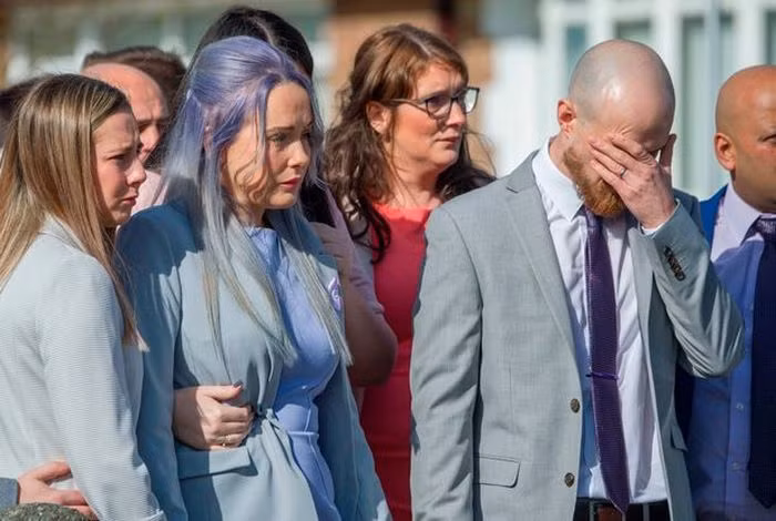 Đám tang được tổ chức ở nhà thờ bố mẹ cô từng kết hôn. Không chỉ gia đình người được hiến tặng mà rất nhiều người lạ cũng đến đây bày tỏ sự thương tiếc bé gái.