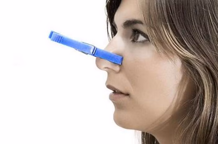 Thông mũi tức thì. Mù tạt có thể giúp bạn loại bỏ sự tích tụ đờm trong cơ thể. Nó có thể giúp bạn thông mũi tại chỗ bằng cách chà mù tạt lên ngực. Với cách làm đặt một miếng vải ngâm trong nước nóng đặt trên vị trí mà mù tạt chà lên duy trì trong vài phút sẽ giúp bạn dễ chịu hơn. Ảnh: Healthplus.