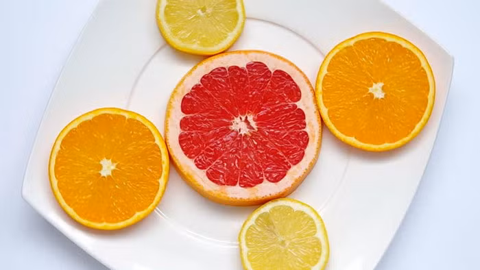 Mứt cam. Nguyên liệu gồm 2 quả cam, 4 quả chanh, 2 quả bưởi đào, 3 lít nước, 1,5kg đường. Bổ cam, chanh, bưởi thành miếng mỏng. Bỏ hết hạt ra khỏi quả và để hạt vào vải màn buộc chặt lại. Cho các loại thịt, túi hạt vào nồi, đổ nước vào và đun nhỏ lửa trong khoảng 90 phút. Ảnh: Ehospital.