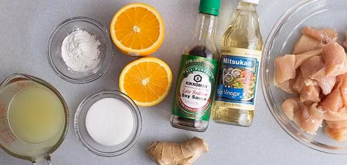 Gà nấu cam. Chuẩn bị 2 ức gà, 50g bơ, 2 trái cam, 2 chén nước cam nhỏ, 3-5 muỗng bột mì, đường, muối, bột quế, gừng, mè rang, hành lá xắt nhỏ. Đầu tiên cắt bổ cam thành múi, bỏ hạt. Vỏ cam thì thái sợi nhỏ. Sau đó bắc chảo lên bếp và cho bơ vào chiên sơ qua ức gà với bơ. Ảnh: Toinayangi.