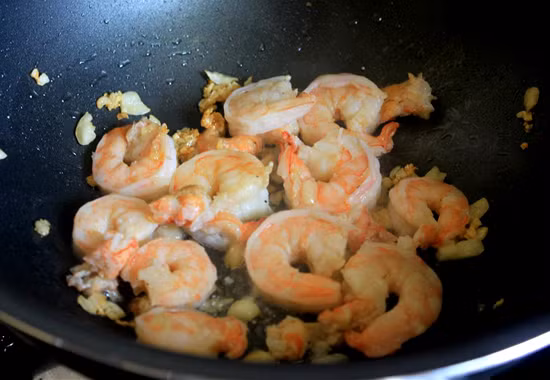 5. Su su xào tôm. Nguyên liệu: Su su, tôm, tỏi, nước mắm, dầu oliu. Su su gọt vỏ, xắt miếng dài nhỏ. Tôm rửa sạch, cắt bỏ râu dài và phần nhọn ở đầu tôm. Tỏi bóc vỏ, băm nhỏ, cho lên chảo nóng và dầu ô liu xào chừng 30 giây. Ảnh: giadinh.net.vn.