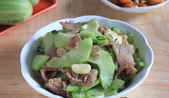 Cho muỗng canh dầu ăn lên chảo cho hai múi tỏi đập dập lên phi thơm. Cho thịt bò lên xào tái rồi vớt thịt bò ra chừa lại nước. Cho su, cà rốt, nấm mèo lên xào. Nêm thêm chút muối, chút bột ngọt rồi cho hành tây lên xào thật đều tay. Nêm lại cho vừa ăn, thêm tiêu, hành, ngò rồi tắt bếp. Ảnh: 7monngonmoingay.info.