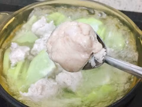 4. Canh su su nấu chả giò sống. Nguyên liệu: Su su, chả giò sống, hành, ngò, tiêu, muối. Su su gọt vỏ rửa sạch cắt miếng. Ảnh: cookpad.com.