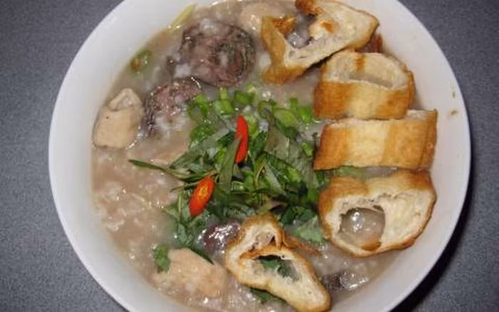 Món cháo này được ăn kèm với rau cải trời mọc hoang, thêm cọng rau đắng làm cho hương vị món ăn thêm phong phú. Ngày xưa món cháo mắt heo này chỉ dành cho người dân lao động, ăn sau một ngày làm việc mệt mỏi nhưng bây giờ nó đã trở thành một món đặc sản của miền Tây. Ảnh: Foody.