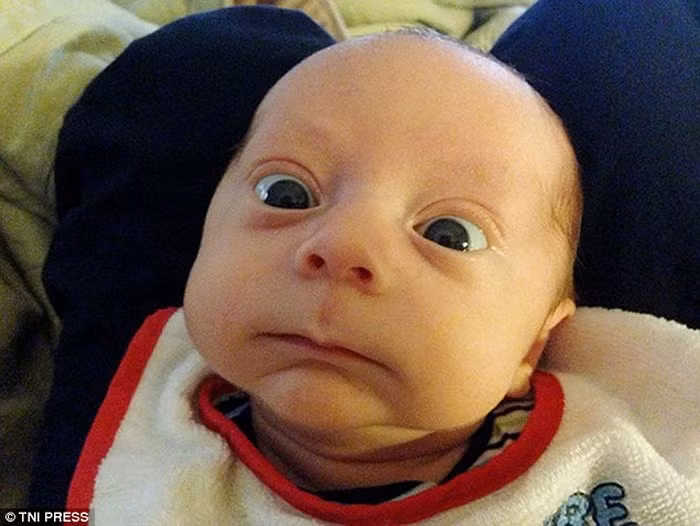 Cậu bé đang "sốc" một chuyện gì đó thì phải.