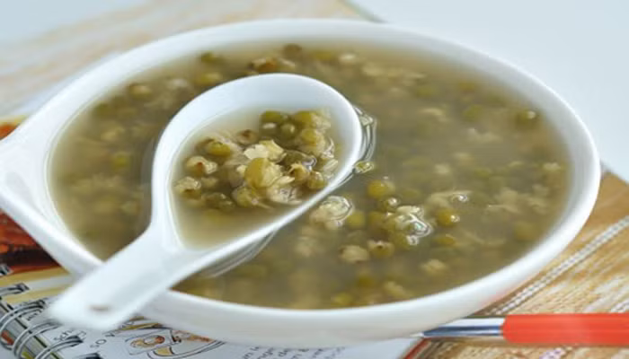 Nói một cách cụ thể hơn, người gan nóng sẽ dùng đậu xanh, người đi tiểu nóng hay đi đái rắt, đái buốt, dùng đỗ đen; người nổi rôm nhiều thì có thể dùng kết hợp đỗ đen và đỗ trắng. Ảnh: dienmayxanh.com.