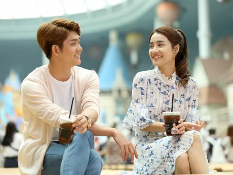 Nếu có thay đổi màu sắc một chút thì Nhã Phương cũng chỉ chọn cho mình những bộ váy hoa nhí thế này, nhẹ nhàng, bay bổng đậm chất vintage. Ảnh: Thegioisao.