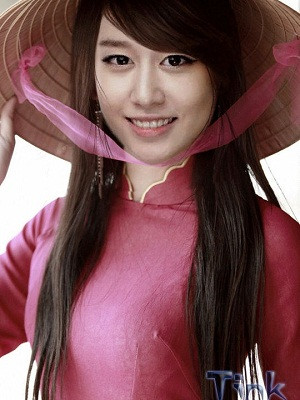 4. Mái xéo dài: Kiểu tóc này không chỉ duyên dáng, hiện đại mà còn có tác dụng che giấu khuyết điểm hiệu quả vô cùng. Bạn có thể tỉa layer phần tóc phía trước và chải xéo ngôi, lưu ý giữ chiều dài của phần mái tối thiểu cũng đến giữa sống mũi nhé. Với mái xéo dài, bạn có thể kết hợp được với cả tóc lob và bob, vừa đơn giản lại vừa cuốn hút. Ảnh: timcachlam.com.