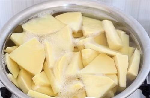 Măng tươi lột vỏ, rửa sạch, ngâm nước muối loãng khoảng 1 tiếng, sau đó đun sôi khoảng 3 - 5 phút, xong đổ ra rửa lại bằng nước lạnh, để ráo nước. Chặt giò heo vừa miếng, ướp nước mắm, tiêu 30 phút. Ảnh: nhavuontaigia.com.