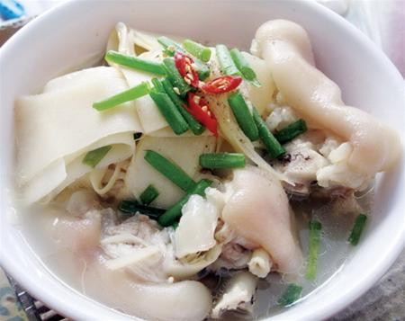 Phi thơm hành, rồi cho măng vào cho thấm gia vị vài phút rồi đổ chân giò vào nồi, đun sôi, hầm nửa tiếng cho chân giò chín mềm, nêm nếm gia vị vừa ăn. Tắt bếp cho hành lá trộn đều, có thể rắc thêm 1 ít tiêu lên bề mặt. Ảnh: nhahangamthuc.info.