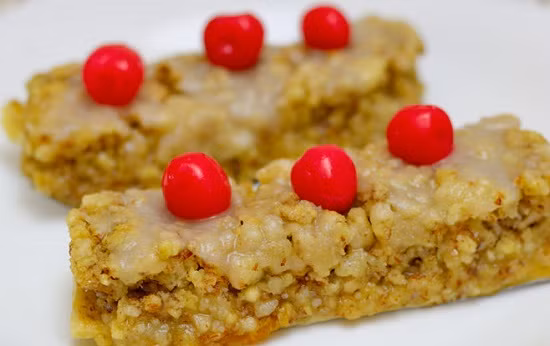 Hòa tan đường bột với tinh chất vani cùng một chút nước rồi rưới đều lên khắp mặt bánh. Để bánh vào trong tủ lạnh cho đến khi phần hỗn hợp đường bột đông lại thì lấy ra, xếp cherry lên trên mặt bánh để trang trí là hoàn thành. Ảnh: toinayangi.vn.