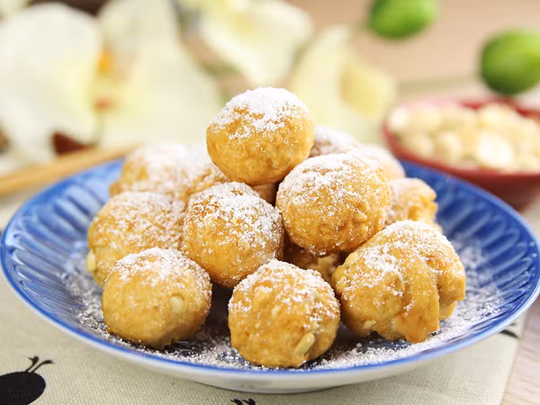 Khi bánh chín, vớt ra đĩa cho ráo dầu rồi rây đường bột lên trên là hoàn thành. Ảnh: aFamily.vn.