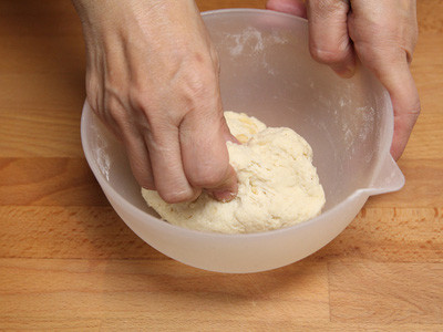 Cho từng ít nước vào và dùng tay nhào đều cho đến khi thu được hỗn hợp bột dẻo, quyện. Chia khối bột thành các phần nhỏ và viên tròn. Đun nóng dầu trong 1 nồi sâu lòng, sau đó lần lượt thả các viên bánh vào chiên ngập dầu từ 3-4 phút cho đến khi bánh chín vàng đều. Ảnh: aFamily.vn.