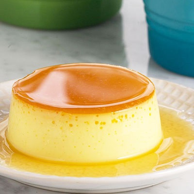 Đổ bánh vào khuôn, để nghỉ 15 - 30 phút cho các bọt khí vỡ hết. Đặt bánh vào xửng hấp, phủ 2 lớp khăn lên trên để tránh rỗ mặt. Hấp bánh 15 phút, sau đó lật nắp, lau sạch hơi nước bám lên rồi hấp thêm 15 phút nữa. Giờ thì lấy các khay bánh ra, để nguội rồi cho vào tủ lạnh là được. Ảnh: Cooky.vn.