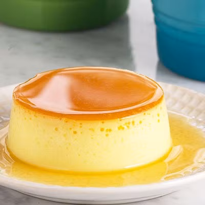 Đổ bánh vào khuôn, để nghỉ 15 - 30 phút cho các bọt khí vỡ hết. Đặt bánh vào xửng hấp, phủ 2 lớp khăn lên trên để tránh rỗ mặt. Hấp bánh 15 phút, sau đó lật nắp, lau sạch hơi nước bám lên rồi hấp thêm 15 phút nữa. Giờ thì lấy các khay bánh ra, để nguội rồi cho vào tủ lạnh là được. Ảnh: Cooky.vn.