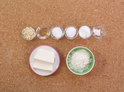 Cách 1. Bánh đậu phụ rán. Nguyên liệu: Đậu phụ, bột muffin trộn sẵn, đậu phộng giã dập, đường, muối, đường bột. Đầu tiên trộn bột bánh muffin mua sẵn với đường và một ít muối trong 1 tô lớn. Tiếp đó cho đậu hũ và đậu phộng rang đã giã dập vào.