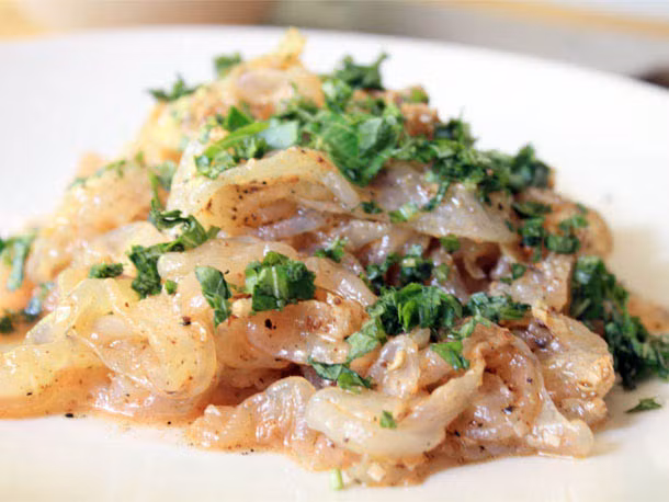 4. Sứa sào - trị ho có đờm, chữa tăng huyết áp. Nguyên liệu: Sứa 50g, củ năng 50g, tây dương sâm 10g, gừng 5g, hành 10g, dầu 30g. Sứa thái miếng, củ năng gọt vỏ ngoài thái mỏng, gừng đập nát. Sào sứa, củ năng, tây dương sâm, sau đó cho gừng, hành, muối vừa đủ. 3 ngày ăn một lần. Ảnh: aFamily.vn.