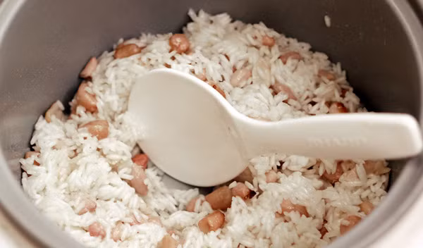 Xôi lạc. Nguyên liệu: Gạo nếp, lạc, nước cốt dừa, muối. Phần muối mè: Lạc rang giã nhỏ, mè rang, muối, đường. Vo gạo sạch, để ráo, cho vào nồi cơm điện cùng lạc, nước cốt dừa, sao cho mực nước vừa ngập hết phần nếp và lạc. Sau khi xong tất cả, bật công tắc và nấu như bình thường. Ảnh: yeunoitro.net.