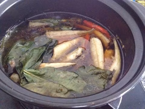 2. Cá đục kho lá trà xanh. Nguyên liệu: Cá đục, lá trà xanh, nước mắm, đường thốt nốt, hành tím, dầu ăn, ớt, nước hàng. Cá làm sạch, ướp nước mắm và ớt. Ảnh: cookpad.com.
