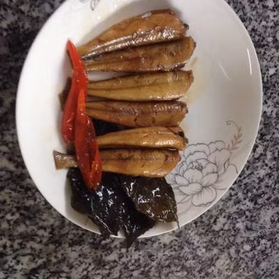 Đun nước sôi. Sau khi cá ướp xong thì cho lá trà xanh vào, đổ nước sôi vào ngập mặt cá, đun lửa vừa cho sôi 10 phút thì tắt và để nguội. Ảnh: cookpad.com.