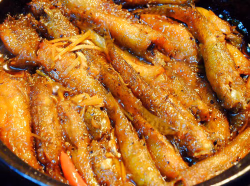 Cho muối và ớt khô vào, sau đó cho nước dừa vào đủ để ngập cá. Đun sủi, thả nhẹ cá vào nồi, thêm tiêu. Sau đó đun lửa vừa đến khi cạn. Ảnh: haisanvandon.com.vn.