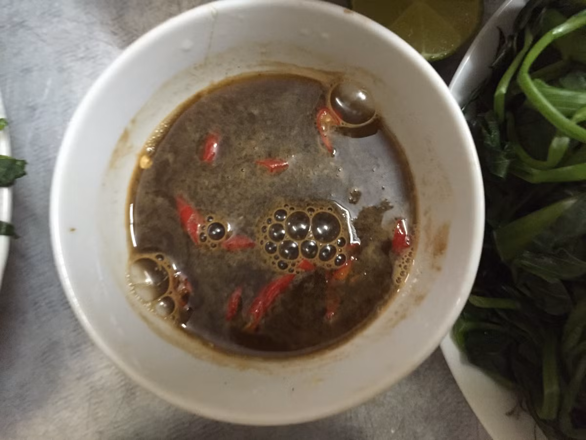 Trộn cùng với thính gạo là một ít men rượu. Những hũ mắm cáy sau khi được phơi đủ sương, đủ nắng đem chôn sâu xuống lòng đất 2-3 tháng là có thể dùng được. Ảnh: mamcaytuongban.wordpress.com.