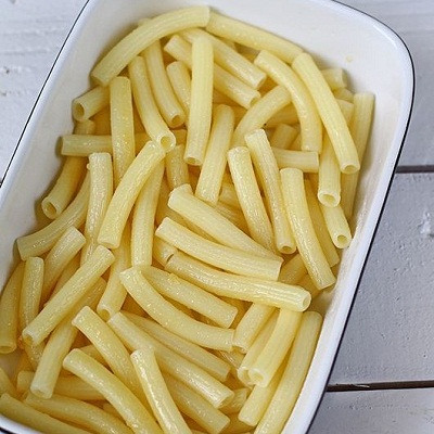 1. Nui ống xào thịt bằm hành tây. Nguyên liệu: Nui ống, thịt lợn thăn, hành tây, hành lá, gia vị, tương ớt, hành tím. Thịt rửa sạch bằm nhỏ. Đun sôi nước cho Nui vào luộc chín từ 12-14 phút. Ảnh: bepgiadinh.com.