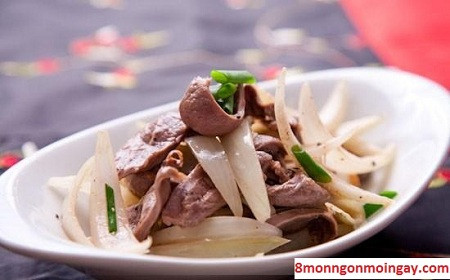 Làm nóng chảo cho phần trắng của hành lá vào phi thơm, cho gan vào đảo sơ đến gần chín. Cho hành tây vào đậy nắp lại khoảng 2-3 phút đảo qua lại cho chín đều. Thêm hành lá đảo đều. Cho thêm tiêu và thưởng thức. Ảnh: 8monngonmoingay.com.