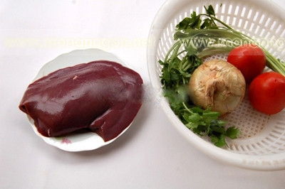 3. Gan lợn xào hành tây. Nguyên liệu: Gan lợn, hành tây, hành lá, rau mùi, gia vị. Gan rửa sạch ngâm sữa tươi cho sạch. Cắt lát mỏng, ướp gia vị. Ảnh: 2monngonmoingay.net.