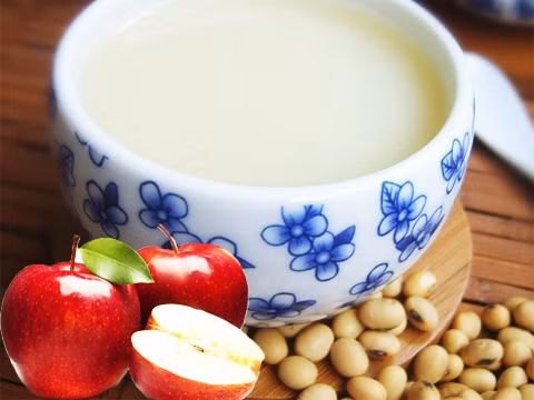 Đổ táo vào và cho thêm nước. Dùng máy xay sinh tố xay nhuyễn sau đó lọc bỏ bã và cho sữa lên bếp đun chín. Chú ý khuấy đều để sữa không bị cháy và vón cục. Đổ hỗn hợp đậu tương và táo qua vỉ lọc, để bỏ bã và lấy nước. Cho sữa được lọc vào nồi và đun sôi, hạ nhỏ lửa cho thêm đường tùy theo khẩu vị. Ảnh: vclip.vn.