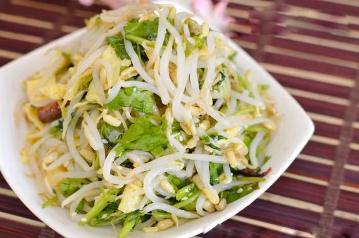 Thêm tương shoyu vào ướp tầm 12 phút rồi vắt nhẹ cho bớt shoyu. Đổ các gia vị khác vào trộn. Món ăn Nhật này cần lưu ý không chần rau quá lâu bởi nó sẽ bị nồng. Khi trộn cũng nên nhẹ tay để rau không bị nát. Ảnh: Yeutretho.