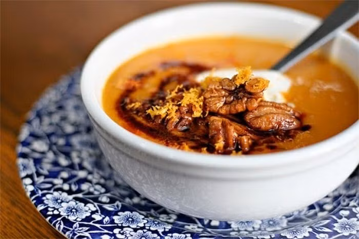 Cháo ngũ nhân, gạo tẻ. Lấy vừng, hạt thông, nhân hạt đào, nhân hồ đào, hạnh nhân, mỗi thứ 10g; tán nhỏ trộn 200g gạo tẻ, nấu thành cháo, quấy vào 1 ít đường. Hàng ngày ăn vào 2 buổi sáng chiều. Ảnh: Ytecongdong.