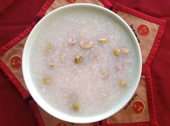 Cháo sung mật ong. Rửa sạch gạo, cho vào nồi đun thành cháo với lượng nước vừa đủ. Sau đó cho sung vào đun sôi có thể dùng. Khi ăn thêm mật ong. Nên ăn thường xuyên món cháo này khi bị táo bón. Ảnh: Phunutoday.