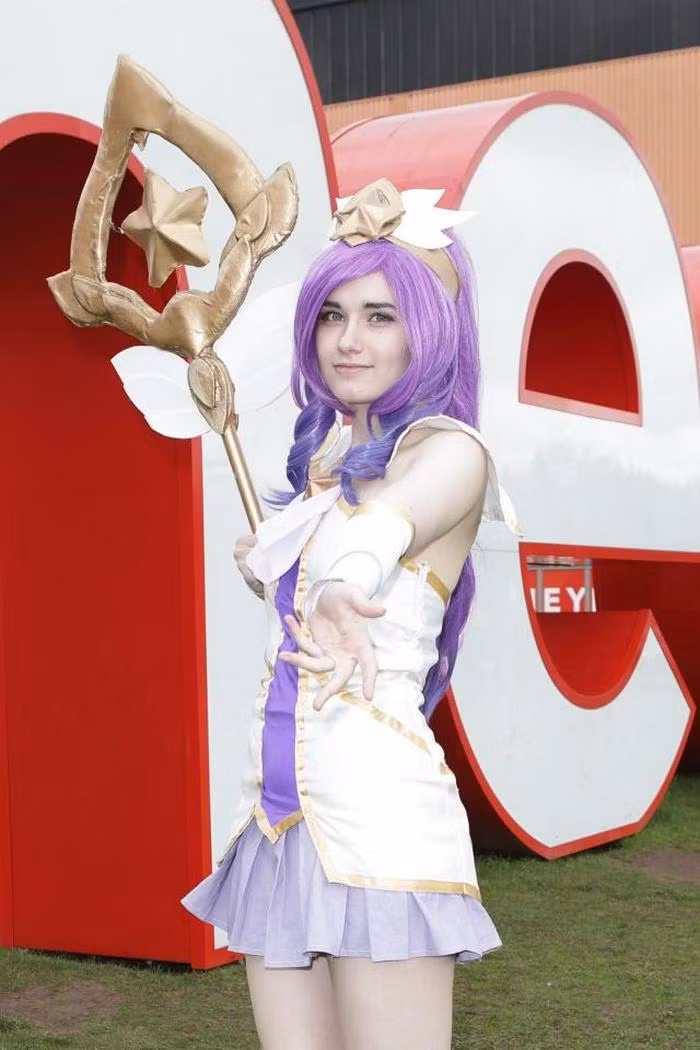 Những người hâm mộ nhiệt tình bắt chước phong cách của nhân vật yêu thích, họ có thể dành hàng ngàn bảng Anh cùng nhiều giờ để thực hiện một bộ trang phục.