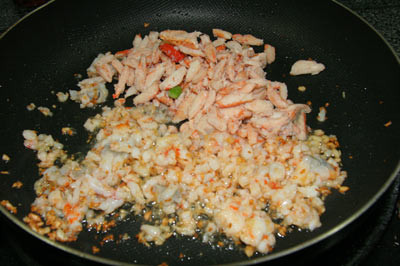 Phi hành thơm và cho thịt cua, tôm vào xào cùng ít gia vị. Sau đó, cho tiếp phần cơm trắng vào rang đều. Nếu thích có màu vàng đẹp mắt, bạn có thể cho thêm vài giọt dầu điều. Ảnh: toinayangi.vn.