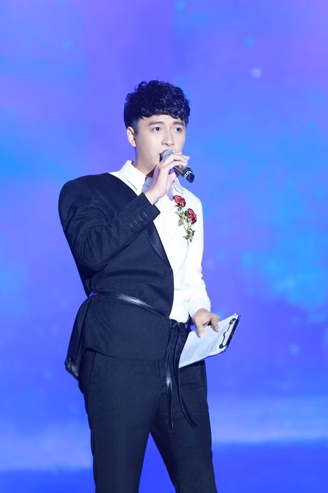 Chiếc áo này được Ngô Kiến Huy mang lên sân khấu, kết hợp cùng chiếc áo vest cách điệu rất nổi bật và sáng sân khấu. Chiếc áo chẳng hề làm cho các chàng trai sến súa mà rất men lì. Ảnh: Kul.