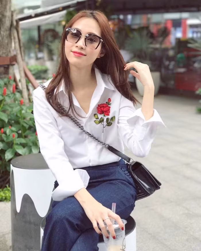 Mới đây, khi hai mỹ nhân Việt Phạm Hương và Thu Thảo cùng đụng hàng chiếc áo sơ mi thêu hoa hồng bằng ruy băng thì họ nghiễm nhiên là người đi đầu lăng xê mốt áo này và các mỹ nhân khác cùng các tín đồ thời trang bắt đầu săn lùng chiếc áo này. Ảnh: Giaoducthoidai.