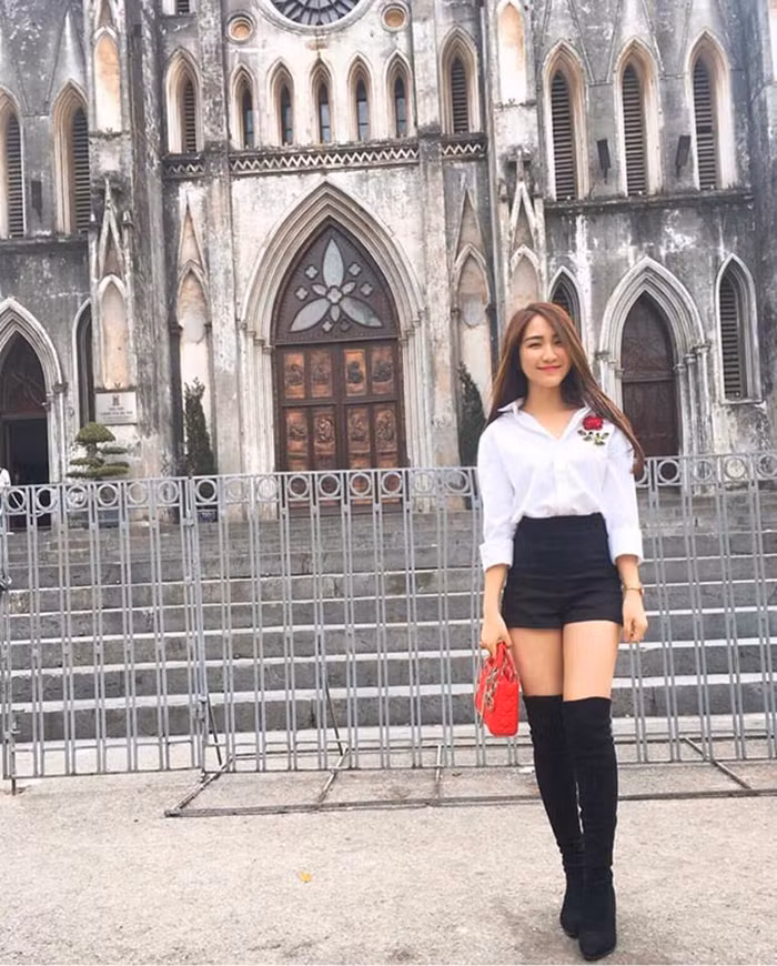 Vẫn sử dụng công thức phối màu trắng đen, nhưng Hoà Minzy lại chọn quần short lưng cao và bốt cao cổ để tạo dấu ấn riêng. Ảnh: Kul.