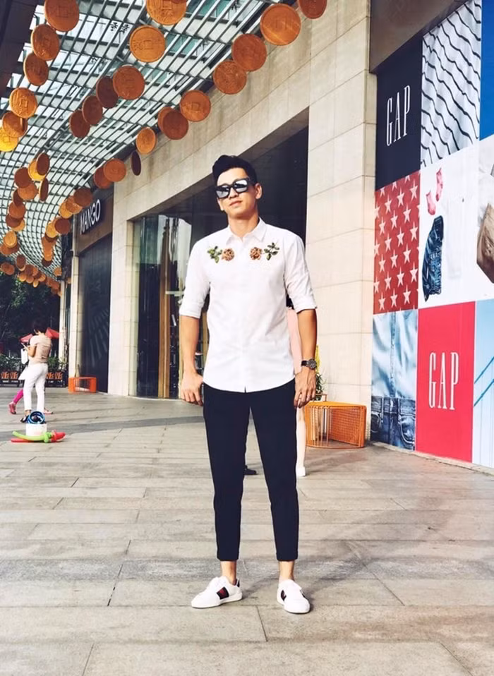 Chồng Lê Thúy có vẻ rất chuộng chiếc áo đơn giản nhưng tinh tế này. Ở một sự kiện khác, anh phối chiếc áo khéo léo cùng với đôi giày Gucci mang đến vẻ năng động và trẻ trung. Ảnh: Thegioitre.