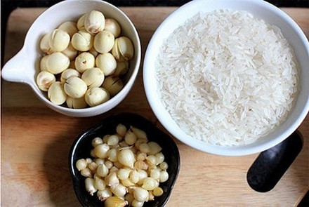 4. Trị ho, cảm do thời tiết (nóng rét, đau đầu, ngạt mũi). Nấu cháo gạo tẻ, giã 20 củ hành tăm cho vào chảo, thêm 1 thìa giấm, ăn khi còn nóng.Ảnh: Nangthu. (Thông tin trong bài viết chỉ mang tính chất tham khảo. Trước khi sử dụng bài thuốc, bạn vui lòng hỏi ý kiến bác sĩ).