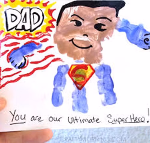 Cậu con trai đáng yêu thật khéo tưởng tượng khi biến bố thành supermen thế này.